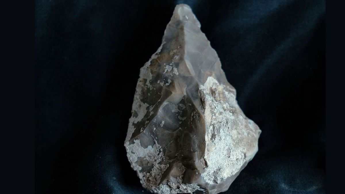 Hacha prehistórica descubierta en la antigua cueva. Imagen: Emil Aladjem, Autoridad de Antigüedades de Israel / Ministerio de Asuntos Interiores de Israel. Hacha prehistórica descubierta en la antigua cueva. Imagen: Emil Aladjem, Autoridad de Antigüedades de Israel / Ministerio de Asuntos Interiores de Israel.