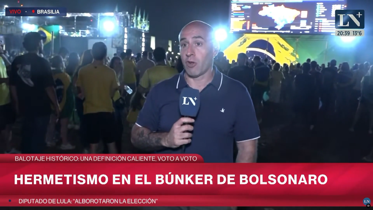 Esteban Trebucq relató en vivo cómo se apagaba el festejo bolsonarista mientras avanzaba Lula. El video se viralizó y desató burlas contra el periodista en X. Foto: Captura LN+ Esteban Trebucq relató en vivo cómo se apagaba el festejo bolsonarista mientras avanzaba Lula. El video se viralizó y desató burlas contra el periodista en X. Foto: Captura LN+