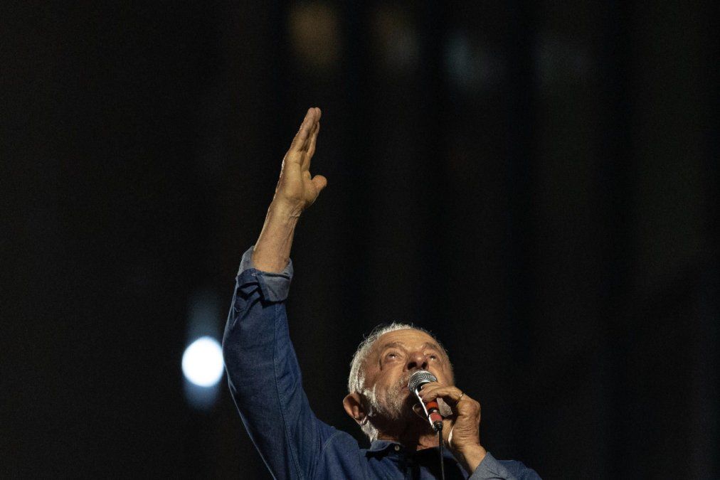 Lula Da Silva celebrando su reelección, tras ganarle en balotaje a Flávio Bolsonaro.