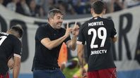 Eduardo Coudet le da indicaciones a Gonzalo Montiel, uno de los pocos regulares en el último tiempo de River Eduardo Coudet le da indicaciones a Gonzalo Montiel, uno de los pocos regulares en el último tiempo de River