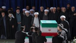 Teherán despidió de forma masiva al ayatolá Ali Khamenei tras el letal ataque de USA e Israel. Sin embargo, todas las miradas se posaron en la llamativa ausencia de Mojtaba, su hijo y sucesor. Círculos íntimos aseguran que quedó desfigurado y con graves heridas tras los bombardeos. ¿Peligra la transición teocrática en Medio Oriente?