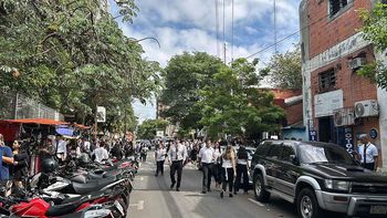 Funcionarios judiciales abandonan el edificio de tribunales en Paraguay (Foto: @PerlaSilguero) Funcionarios judiciales abandonan el edificio de tribunales en Paraguay (Foto: @PerlaSilguero)