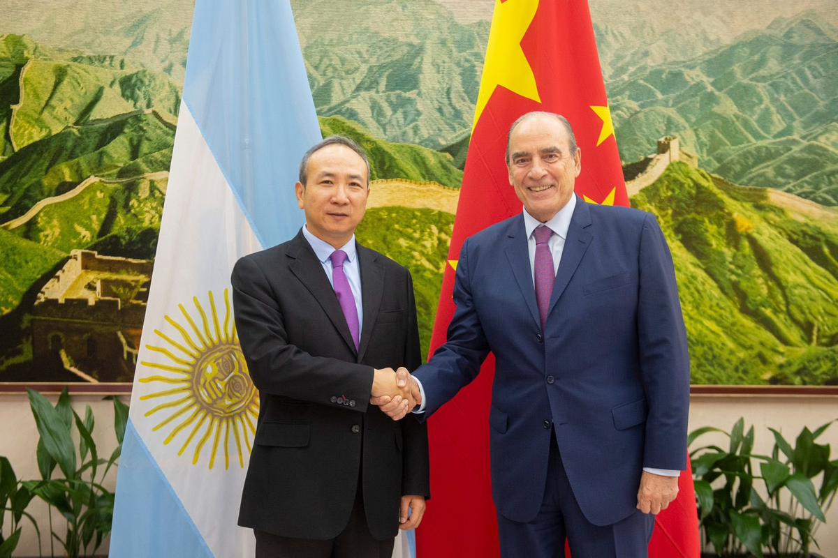 Guillermo Francos, jefe de gabinete de Javier Milei, con el embajador de China Wai Weng