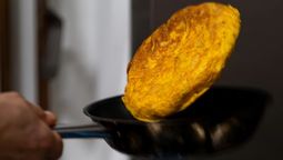 La tortilla dándose vuelta.