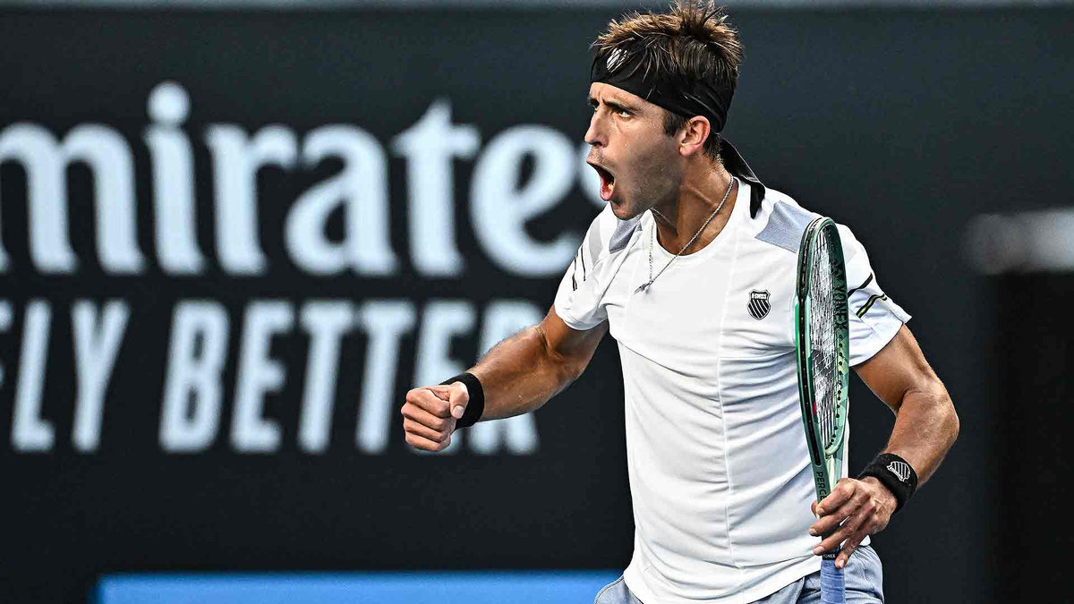 Tomás Etcheverry está jugando su mejor tenis en el Abierto de Australia y ahora enfrentará a Novak Djokovic en la tercera ronda del certamen. Tomás Etcheverry está jugando su mejor tenis en el Abierto de Australia y ahora enfrentará a Novak Djokovic en la tercera ronda del certamen.