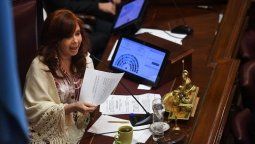 altText(CFK regresa de Cuba para reunirse con Mayans y definir la agenda del Senado)}