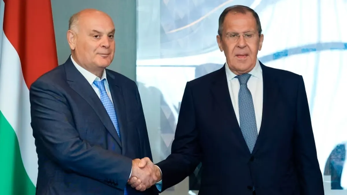 El líder de Abjasia, Aslan Bzhania (izquierda), con el ministro de Relaciones Exteriores ruso, Sergey Lavrov, sostuvieron conversaciones esta semana para discutir el establecimiento de una base naval permanente El líder de Abjasia, Aslan Bzhania (izquierda), con el ministro de Relaciones Exteriores ruso, Sergey Lavrov, sostuvieron conversaciones esta semana para discutir el establecimiento de una base naval permanente