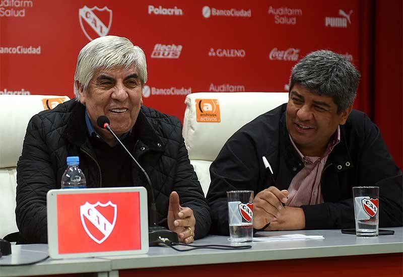 Hugo y Pablo Moyano. La camiseta del club que conducen será patrocinada con una firma íntimamente ligada al clan familiar.  Foto: NA.
