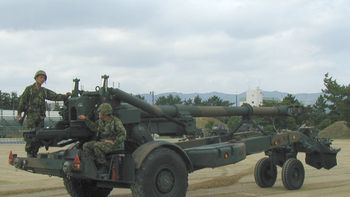 Rusia destruyó material bélico enviado por Italia a Ucrania. El FH-70 (acrónimo de ‘obús de campaña para los años 1970’) es un obús remolcado de 155 mm desarrollado por Alemania, Reino Unido e Italia. La fabricación de obuses para estos 3 países fue de 212, 70 y 164 cañones respectivamente. Rusia destruyó material bélico enviado por Italia a Ucrania. El FH-70 (acrónimo de ‘obús de campaña para los años 1970’) es un obús remolcado de 155 mm desarrollado por Alemania, Reino Unido e Italia. La fabricación de obuses para estos 3 países fue de 212, 70 y 164 cañones respectivamente.