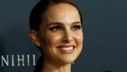 Natalie Portman quedó en el centro de las especulaciones por las similitudes entre su vida y la protagonista de la nueva novela de Rachel Cusk.