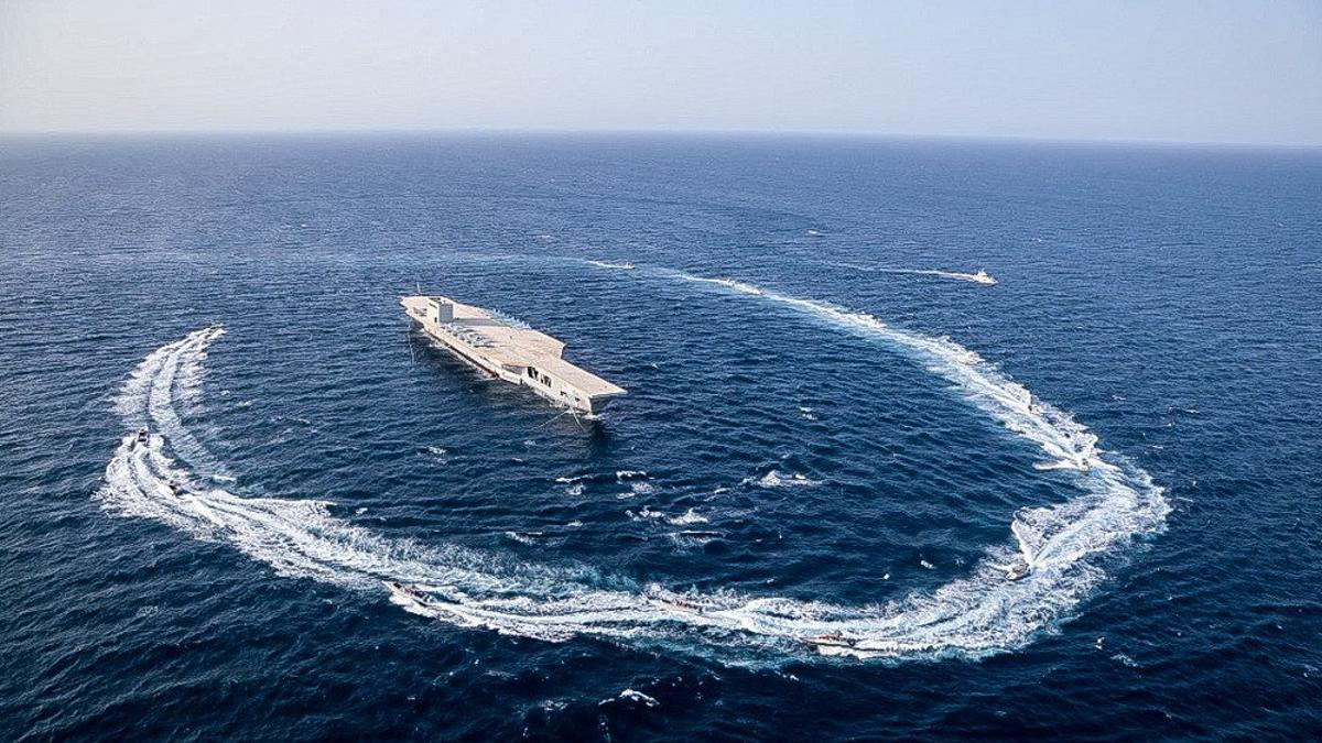 Las cifras son demoledoras: por el Estrecho de Ormuz transita un tercio del petróleo que se mueve por mar a nivel global, según la Administración de Información Energética de Estados Unidos (EIA). Esto lo convierte en uno de los seis puntos de estrangulamiento marítimo más críticos del mundo, junto al Canal de Suez y el de Panamá. Las cifras son demoledoras: por el Estrecho de Ormuz transita un tercio del petróleo que se mueve por mar a nivel global, según la Administración de Información Energética de Estados Unidos (EIA). Esto lo convierte en uno de los seis puntos de estrangulamiento marítimo más críticos del mundo, junto al Canal de Suez y el de Panamá.