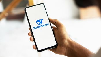 DeepSeek R1, la IA china de uso libre que deja atrás a ChatGPT, lidera las descargas en Estados Unidos y ofrece un rendimiento superior a un 96.4% menos costo. DeepSeek R1, la IA china de uso libre que deja atrás a ChatGPT, lidera las descargas en Estados Unidos y ofrece un rendimiento superior a un 96.4% menos costo.