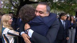 Javier Milei se abraza a Manuel Adorni, mientras avanza la investigación judicial. Javier Milei se abraza a Manuel Adorni, mientras avanza la investigación judicial.