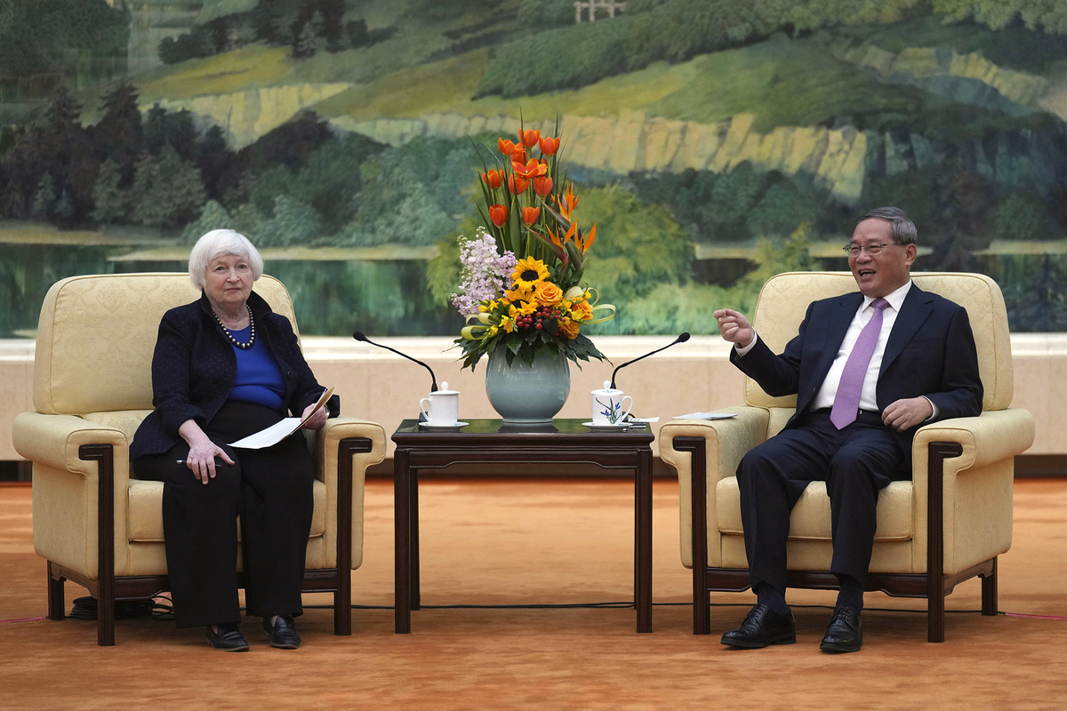 El primer ministro chino, Li Qiang junto a la secretaria del Tesoro de Estados Unidos, Janet Yellen.