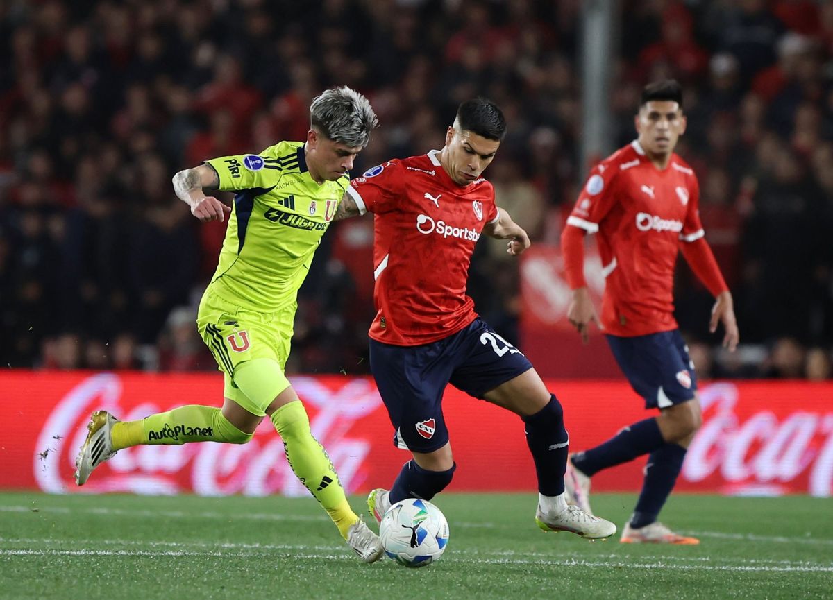Independiente y la U. no pudieron comenzar el segundo tiempo del partido de vuelta por los incidentes en las tribunas Independiente y la U. no pudieron comenzar el segundo tiempo del partido de vuelta por los incidentes en las tribunas