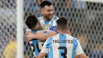 LaSelección Argentina, conocida como “LaScaloneta”, continúa en el primer puesto del ranking FIFA mientras queFrancia se encuentra en el segundo lugar. LaSelección Argentina, conocida como “LaScaloneta”, continúa en el primer puesto del ranking FIFA mientras queFrancia se encuentra en el segundo lugar.