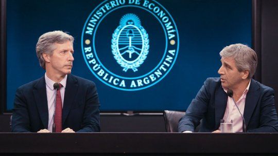 El presidente del BCRA, Santiago Bausili, y el ministro de Economía, Luis Caputo.
