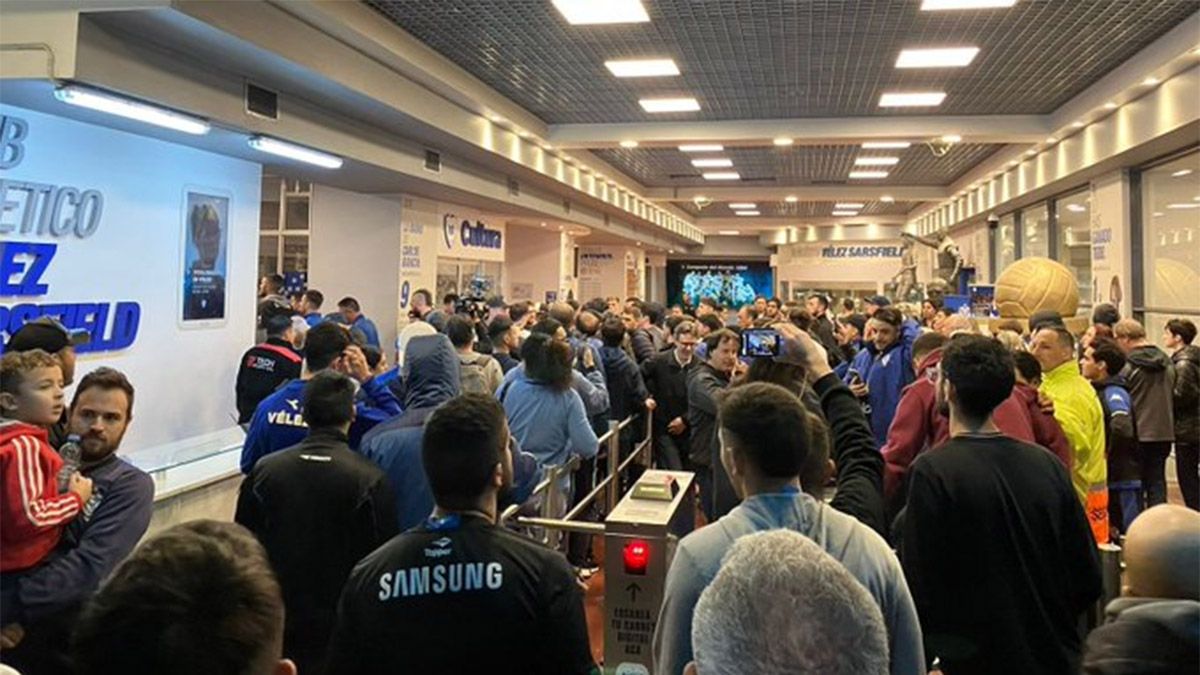 Vélez sufre una dura crisis: incidentes y licencia del presidente Sergio Rapisarda. (Foto: Gentileza: @sabadovelezok)