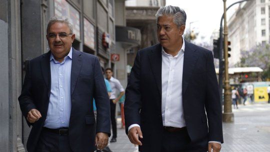 Los gobernadores Raúl Jalil (Catamarca) y Rolando Figueroa (Neuquén) al llegar este jueves a la Casa de Salta en la Capital Federal. Los gobernadores Raúl Jalil (Catamarca) y Rolando Figueroa (Neuquén) al llegar este jueves a la Casa de Salta en la Capital Federal.