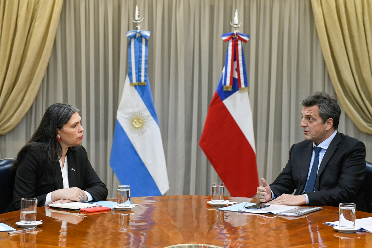 El ministro Sergio Massa con la embajadora de Chile en una reunión donde hablaron sobre la integración económica, energética y comercial.