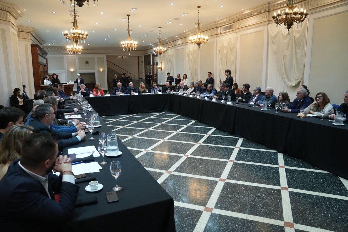 El encuentro apuntó a consolidar una agenda común que fortalezca la producción, la logística, la competitividad y las exportaciones de las tres provincias. El encuentro apuntó a consolidar una agenda común que fortalezca la producción, la logística, la competitividad y las exportaciones de las tres provincias.