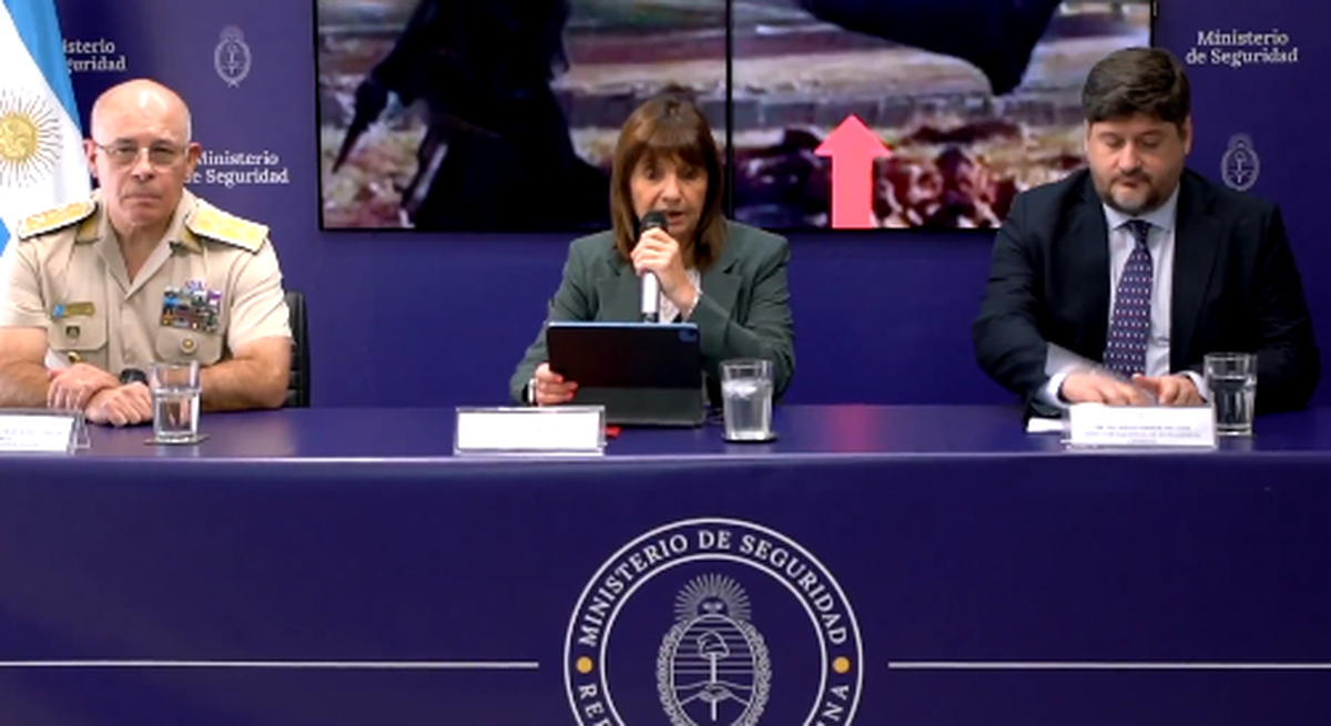 Patricia Bullrich en rueda de prensa brindando la información.
