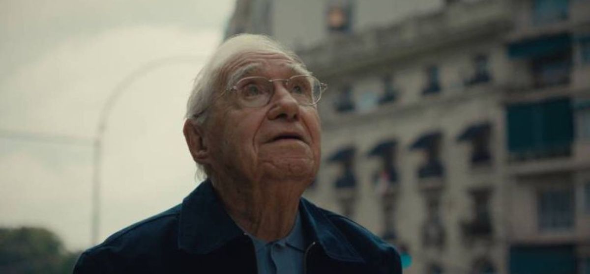 Enrique Macaya Márquez, a los 91 años, fue contratado por Cabify para llevarlo al Mundial FIFA sin importarle el edadismo. (Foto Cabify) Enrique Macaya Márquez, a los 91 años, fue contratado por Cabify para llevarlo al Mundial FIFA sin importarle el edadismo. (Foto Cabify)