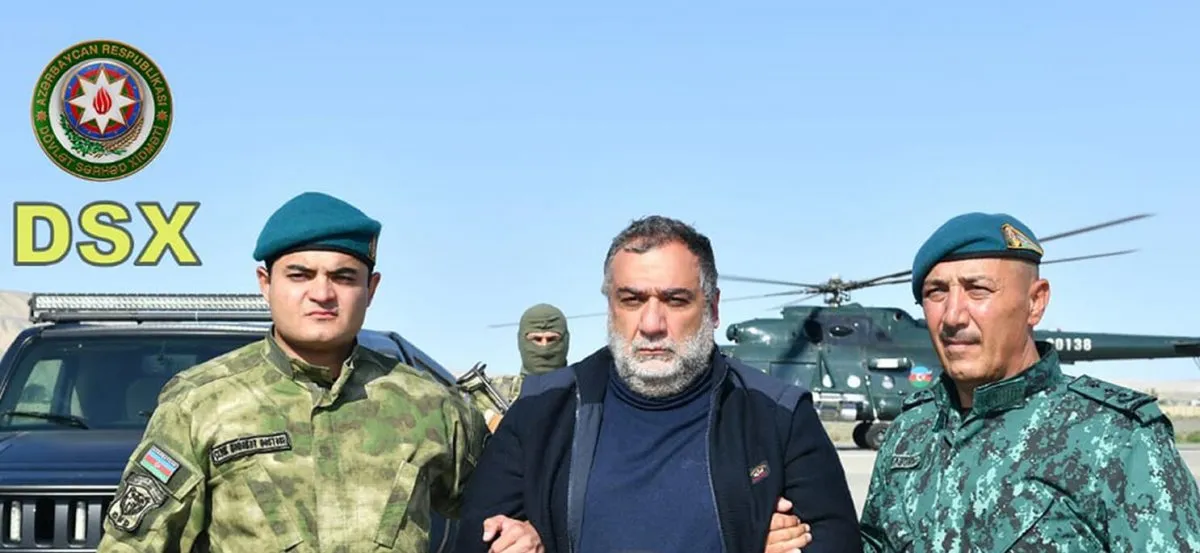 Ruben Vardanyan, en el centro, detenido por agentes de seguridad azerbaiyanos &copy; Servicio Estatal de Fronteras de Azerbaiy&aacute;n/AFP/Getty Images