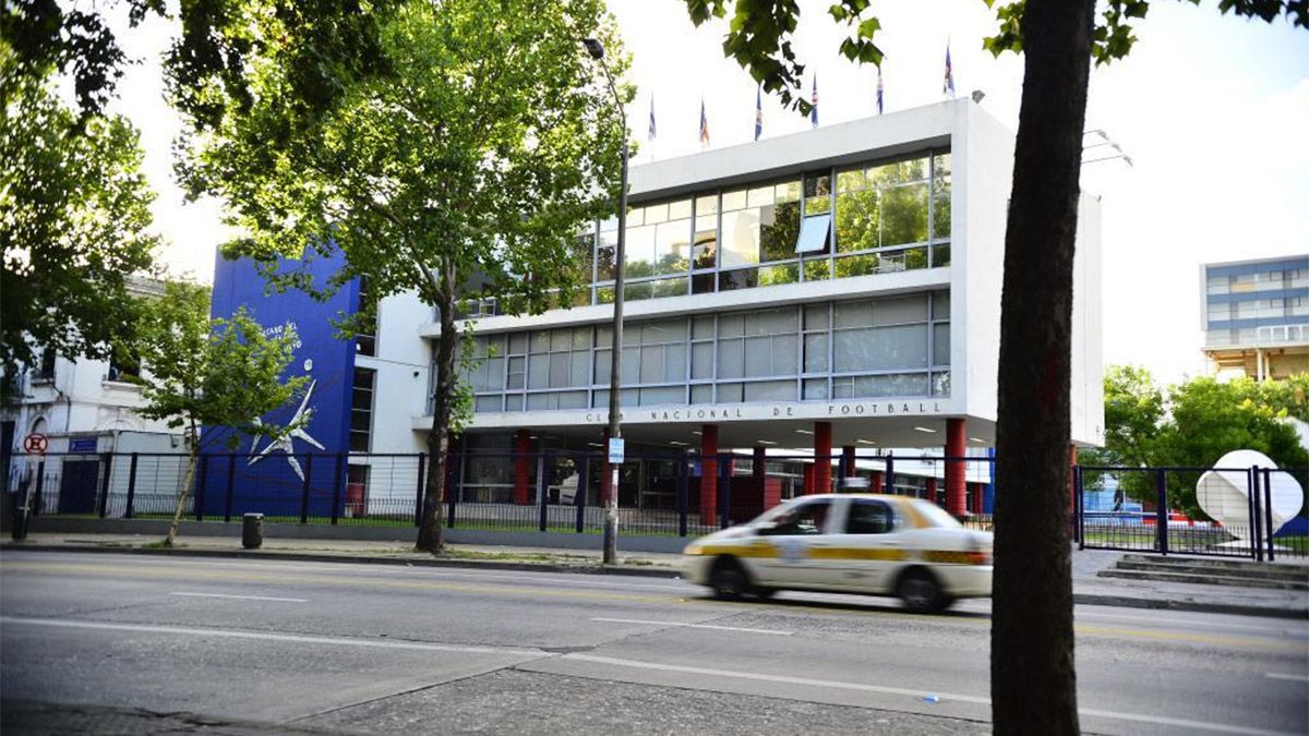 Nacional de Montevideo festejó sus 125 años de vida pero los mismos se vieron salpicados por la tragedia que dejó un muerto, dos heridos y ocho detenidos. Nacional de Montevideo festejó sus 125 años de vida pero los mismos se vieron salpicados por la tragedia que dejó un muerto, dos heridos y ocho detenidos.