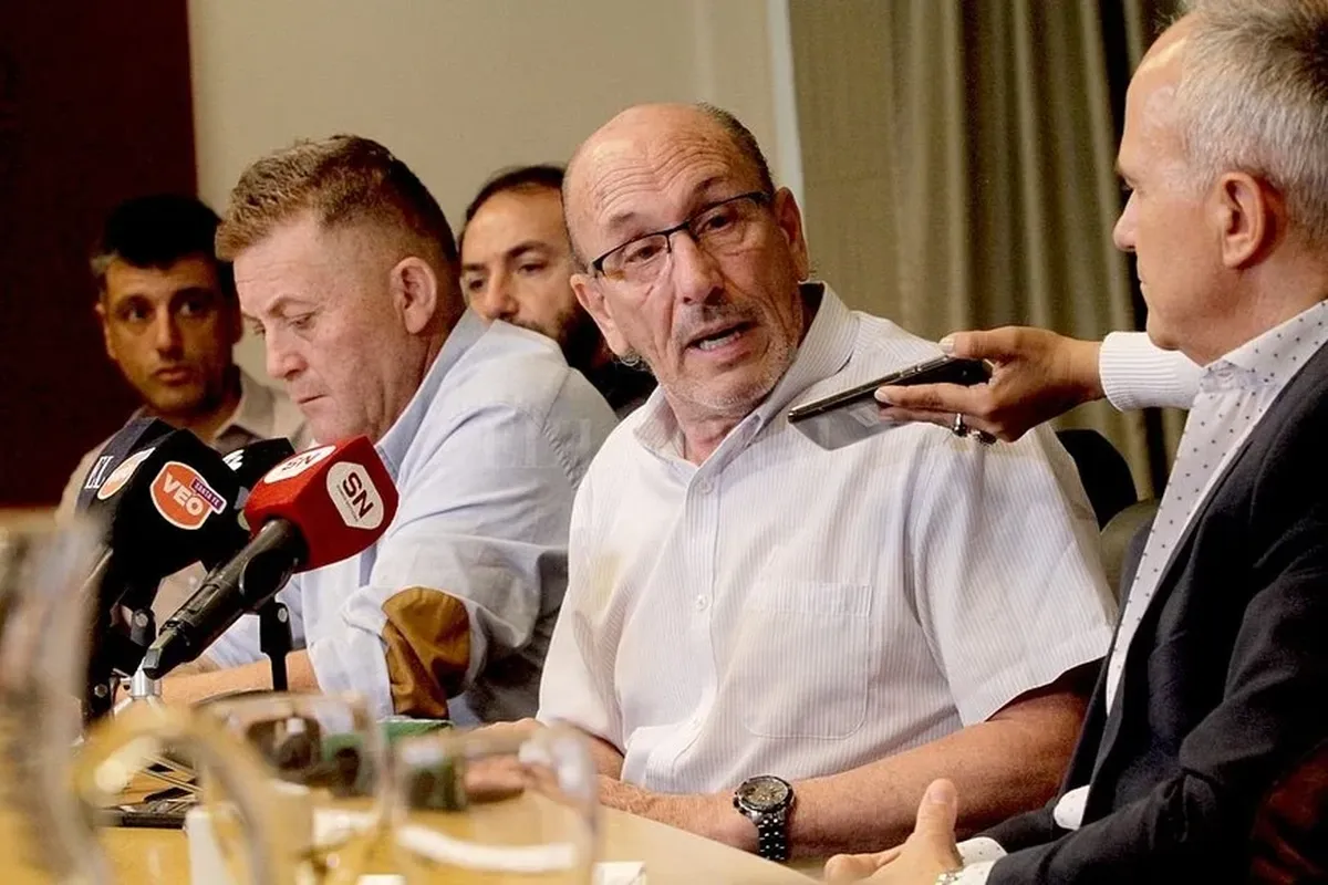 Carlos Vergara, secretario de la UOCRA Rosario, está en el medio junto a otros representantes gremiales. Carlos Vergara, secretario de la UOCRA Rosario, está en el medio junto a otros representantes gremiales. 