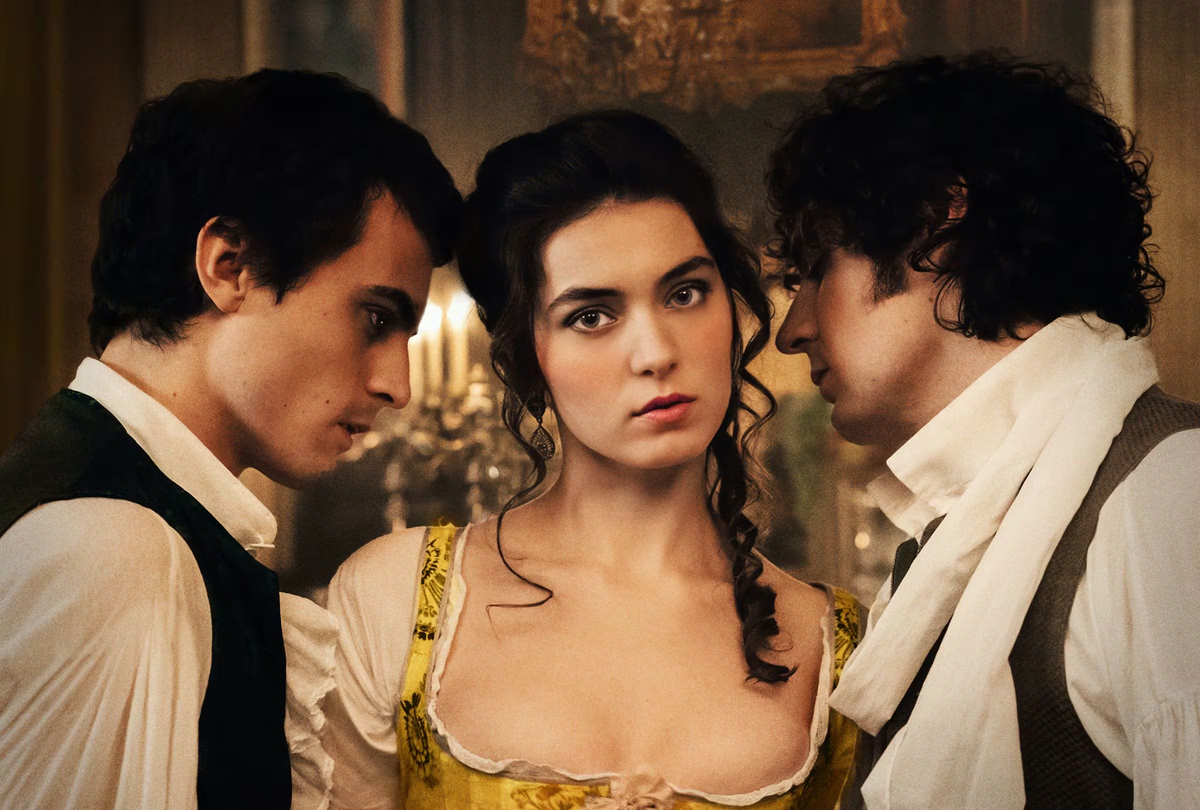 La serie fue un éxito mundial en HBO Max pese a las críticas divididas. No es fiel al libro, pero su exceso, erotismo y ambición la volvieron irresistible para el público. La serie fue un éxito mundial en HBO Max pese a las críticas divididas. No es fiel al libro, pero su exceso, erotismo y ambición la volvieron irresistible para el público.