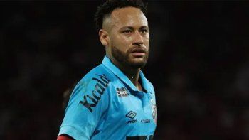 Neymar explotó de la broncacontra el DT argentino Juan Pablo Vojvoda tras reemplazarlo en la caída delSantos ante el Flamengo 3-2 en el Torneo Brasileirao. Neymar explotó de la broncacontra el DT argentino Juan Pablo Vojvoda tras reemplazarlo en la caída delSantos ante el Flamengo 3-2 en el Torneo Brasileirao.