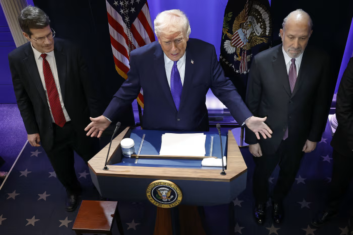 Trump impuso rápidamente un nuevo arancel global del 15 % a las importaciones después de que el máximo tribunal estadounidense dictaminara que excedió su autoridad al invocar la Ley de Poderes Económicos de Emergencia Internacional (IEEPA) para imponer los aranceles recíprocos y los impuestos a las importaciones. Esto podría implicar devoluciones por hasta US$170.000 millones, según reportó Bloomberg News. Trump impuso rápidamente un nuevo arancel global del 15 % a las importaciones después de que el máximo tribunal estadounidense dictaminara que excedió su autoridad al invocar la Ley de Poderes Económicos de Emergencia Internacional (IEEPA) para imponer los aranceles recíprocos y los impuestos a las importaciones. Esto podría implicar devoluciones por hasta US$170.000 millones, según reportó Bloomberg News. 