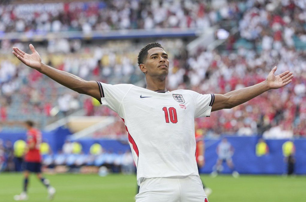 Cabaret en Inglaterra en la previa del duelo ante la Selección Argentina