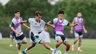 Joaquín Freitas marca a Lisandro Martínez en un entrenamiento de la Selección Argentina y Tomás Aranda los sigue de cerca. Lionel Scaloni también. Joaquín Freitas marca a Lisandro Martínez en un entrenamiento de la Selección Argentina y Tomás Aranda los sigue de cerca. Lionel Scaloni también.