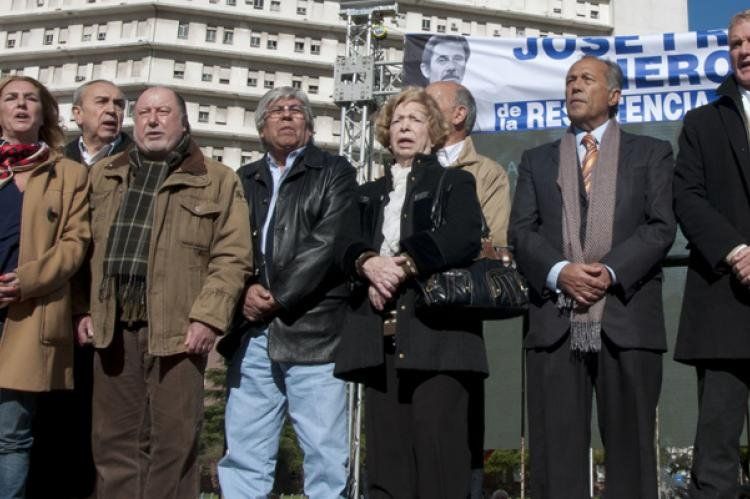 Acto en reclamo de que no se cierre la causa por el asesinado del Jose Ignacio Rucci, frente a los tribunales de Comodoro Py. Foto NA: Juan Vargas (25/09/2012).