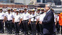 altText(Alberto Fernández le aumentó los salarios al personal militar)}