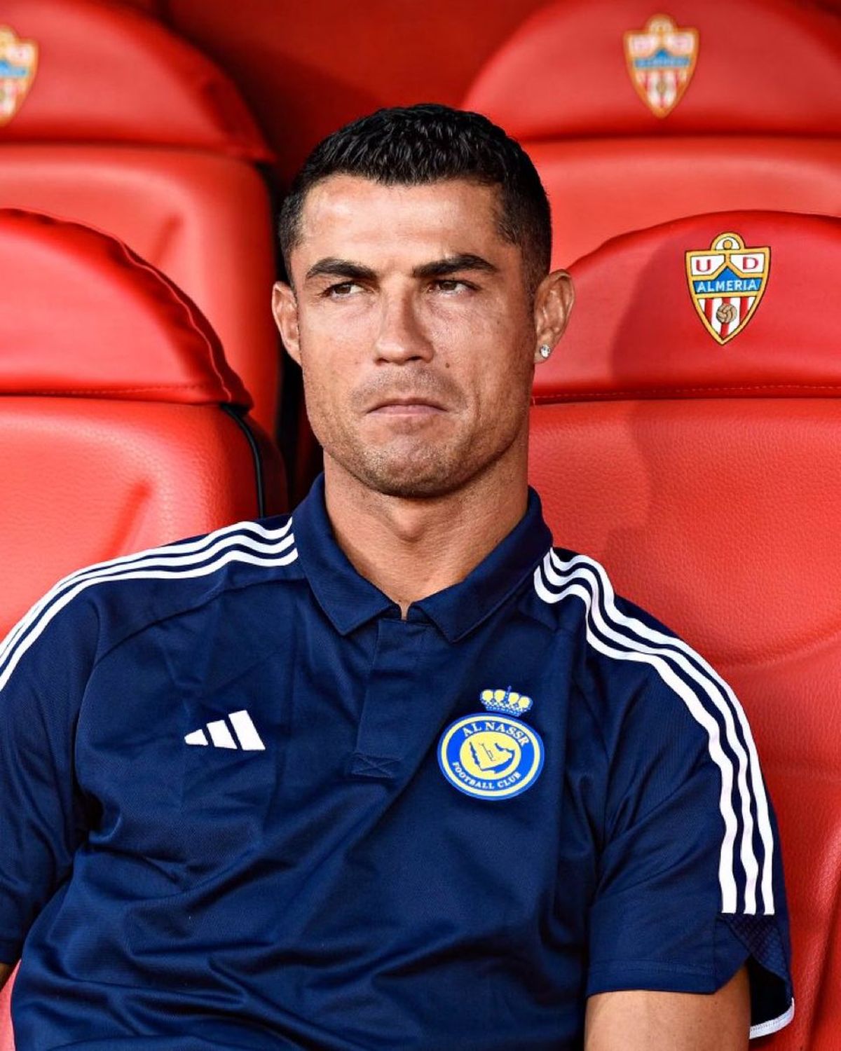 Cristiano Ronaldo en el banquillo del Power Horse Stadium, escenario que hoy lo recibe como accionista de la UD Almería tras haberlo visitado como rival con el Al-Nassr. Cristiano Ronaldo en el banquillo del Power Horse Stadium, escenario que hoy lo recibe como accionista de la UD Almería tras haberlo visitado como rival con el Al-Nassr.