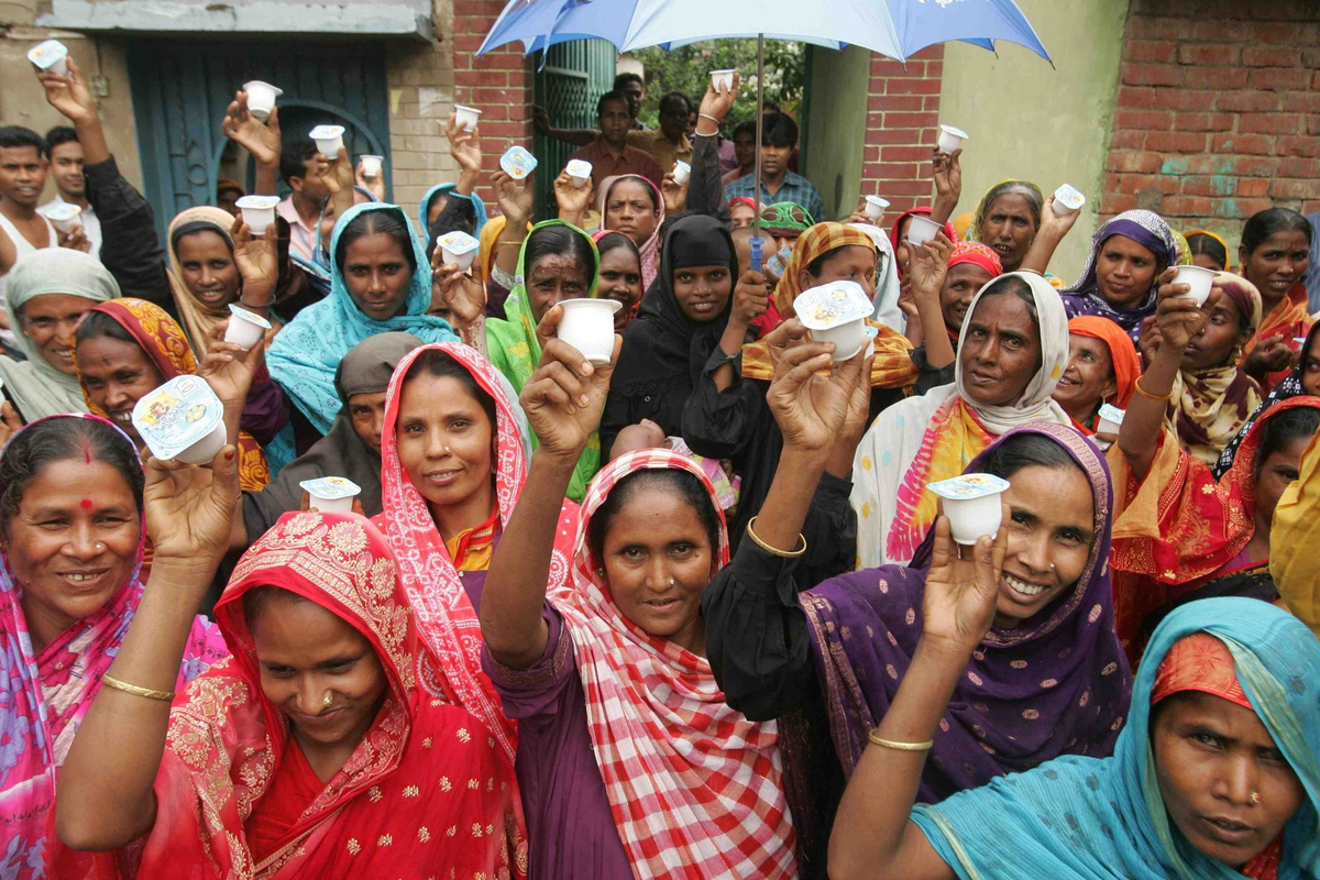 Muhammad Yunus ganó el Premio Nobel de la Paz tras crear el Banco Grameen, que entrega microcréditos a personas de bajos recursos y no tuvieran que recurrir a prestamistas usureros. Muhammad Yunus ganó el Premio Nobel de la Paz tras crear el Banco Grameen, que entrega microcréditos a personas de bajos recursos y no tuvieran que recurrir a prestamistas usureros.