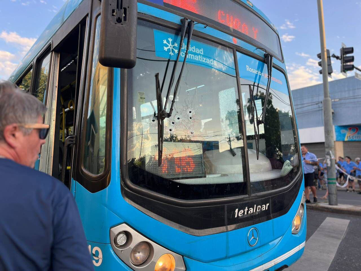 Los impactos de la balacera hacia el colectivero. Los impactos de la balacera hacia el colectivero. 