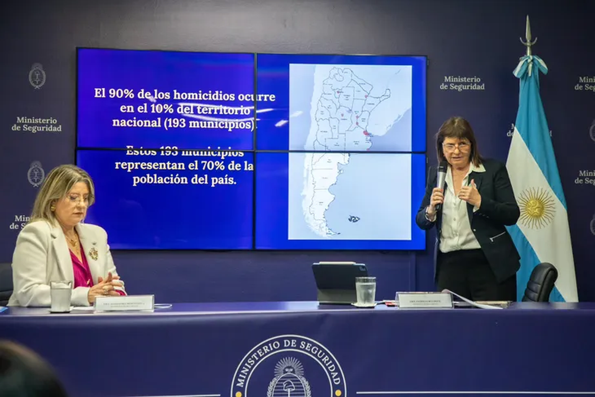 Bullrich estuvo acompañada por la secretaria de Seguridad, Alejandra Monteoliva, quien tiene a su cargo el Sistema Nacional de Información Criminal. Bullrich estuvo acompañada por la secretaria de Seguridad, Alejandra Monteoliva, quien tiene a su cargo el Sistema Nacional de Información Criminal.