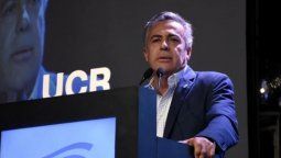 altText(Contradictorio: Cornejo critica a Macri pero la UCR sigue en Cambiemos)}