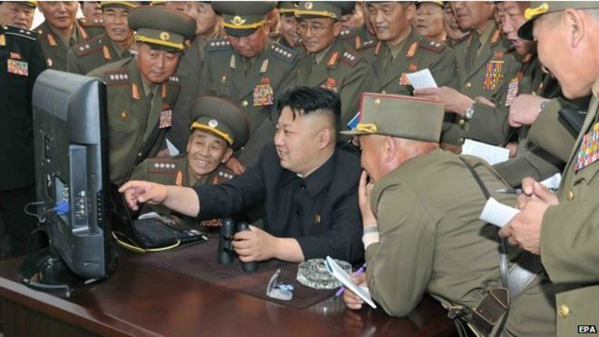Corea del Norte tiene una gran fascinación por las nuevas tecnologías. 1 de cada 12 norcoreanos tiene teléfonos inteligentes, y las computadoras son comunes. Pero, por el otro, la gran mayoría de la gente tiene bloqueado el acceso a internet. A lo que sí