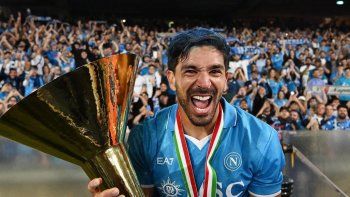 Giovanni Simeone levantando el 2º Scudetto de Italia con el Nápoli. Giovanni Simeone levantando el 2º Scudetto de Italia con el Nápoli.