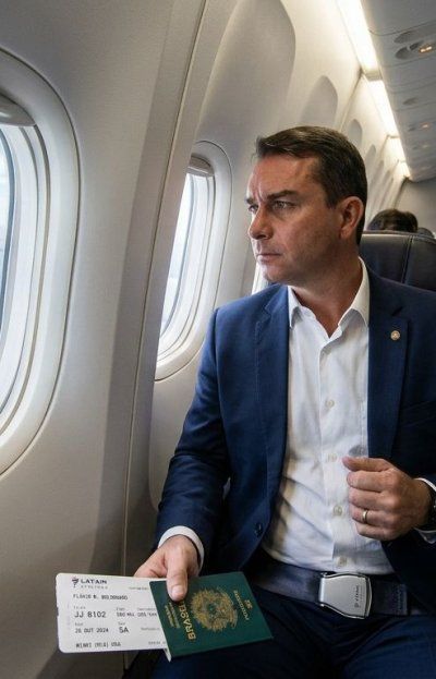 Brasil impide la salida de Flávio Bolsonaro, pero este se escapa a Estados Unidos desde Iguazú
