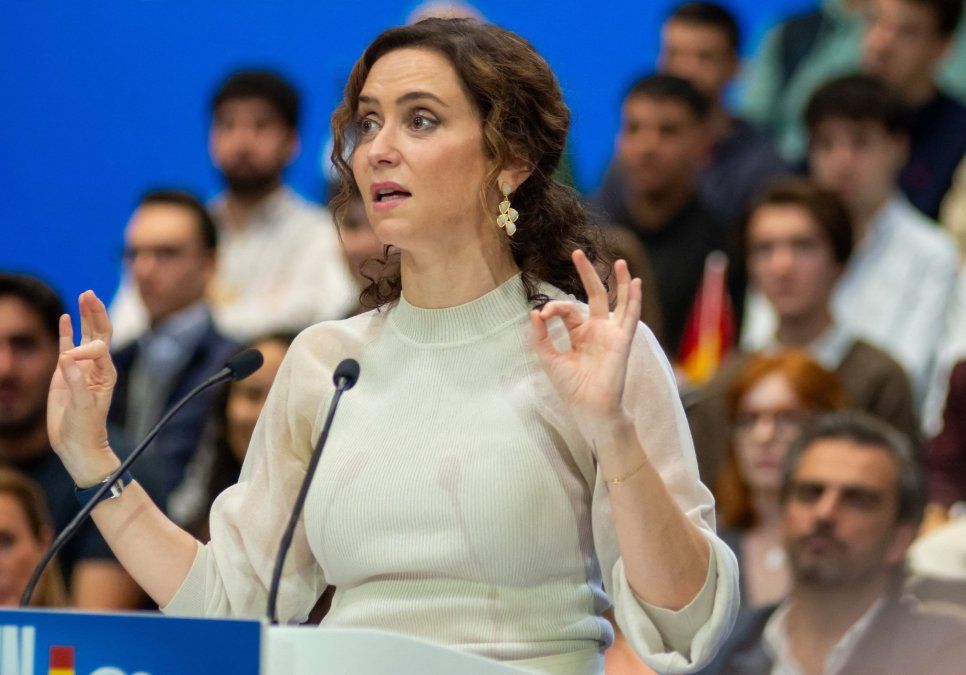 El cierre del Metro de Sol lleva la disputa por la acampada de Madrid al transporte público, mientras sindicatos cuestionan la justificación de Ayuso.