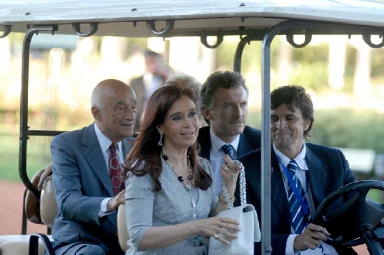 Foto nunca aclarada: CFK, Mauricio Macri y Enrique Eskenazi en los días en que aún era socio de YPF por orden de Néstor Kirchner. Foto nunca aclarada: CFK, Mauricio Macri y Enrique Eskenazi en los días en que aún era socio de YPF por orden de Néstor Kirchner.