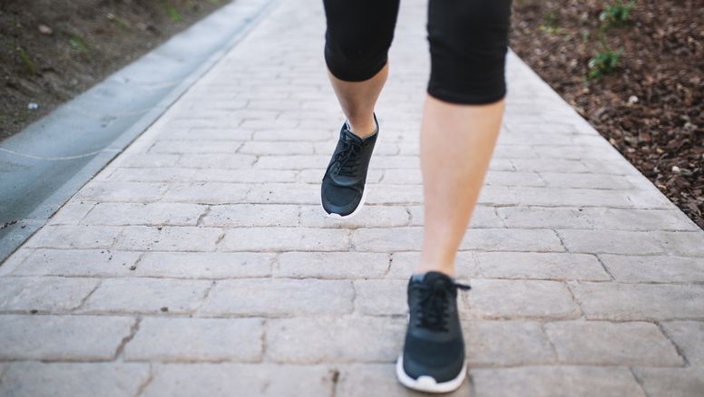 Cómo caminar más y mantenerte joven, según experto en longevidad