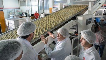 Cae famosa e histórica fábrica de galletas y deja un golpe brutal