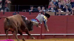 altText(Sevilla reabre el debate de la tauromaquia: internan a un torero tras un brutal cruce)}